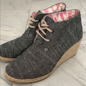 Toms desert wedge bootie